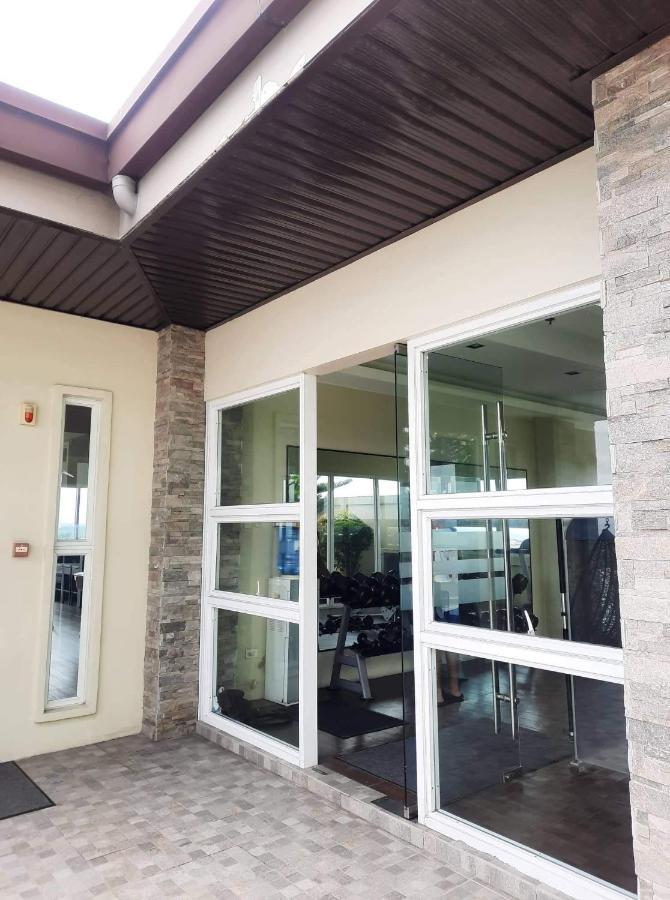 Condo With Direct Access To Shopping Mall In Bacolod City Exterior photo