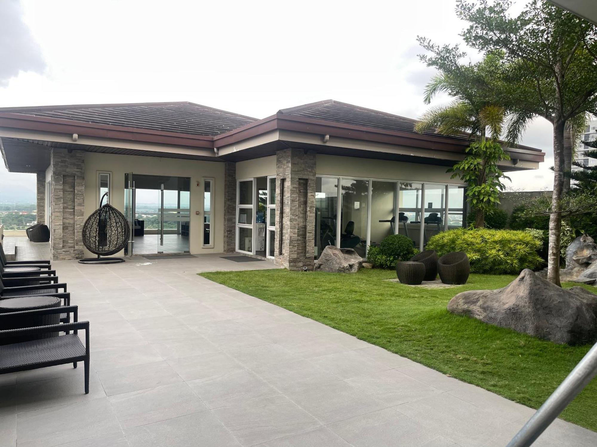 Condo With Direct Access To Shopping Mall In Bacolod City Exterior photo